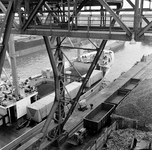 854155 Gezicht op een kade in de haven van Rotterdam, vanaf een havenkraan.